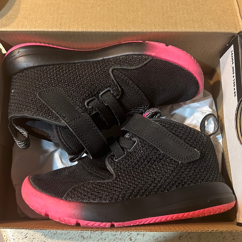 Air Jordan Eclipse Chukka GT SIZE 9c Black Hyper Pink
